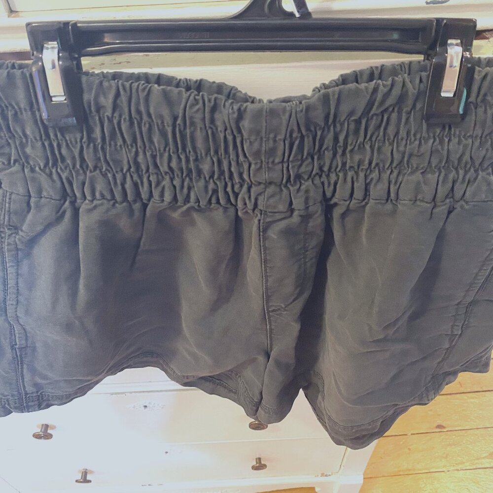 Arie Shorts - Charcoal - Large - NWT